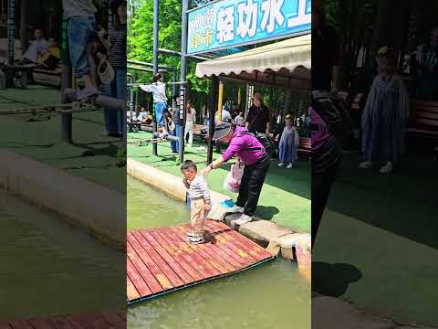 2岁可爱萌娃来挑战网红轻功水上漂,哥哥姐姐都挑战失败了,但是宝宝并不怕,勇敢向前,不怕困难,一定要看到最后,爸爸妈妈为他感到骄傲,为他加油喝彩!#亲子 #亲子互动 #常德绿岛蓝湾景区