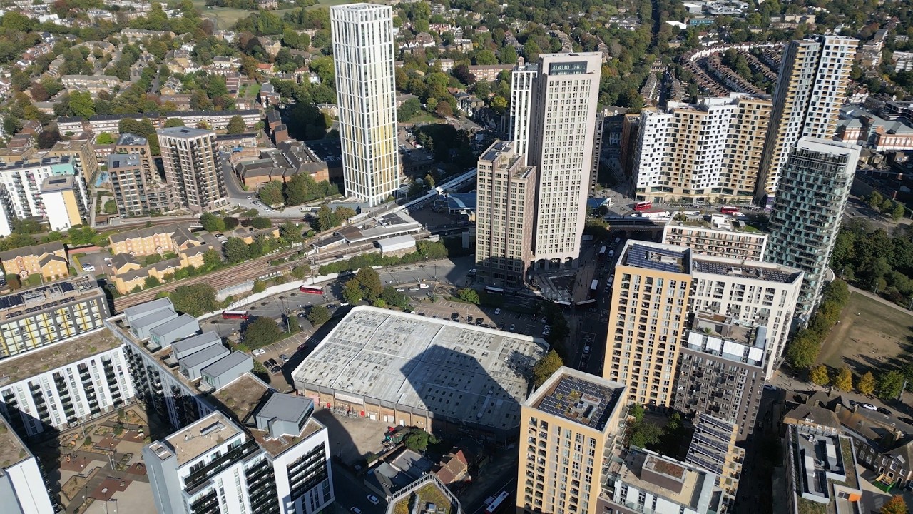 Льюишем, Лондон, вид сверху — 4K-видео с дрона