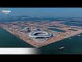 ザハ・ハディド・アーキテクツによる、中国・広州の「グレーターベイエリア・スポーツセンター」。竣工に向け最終段階のスポーツセンター。伝統的な帆船をや扇を参照した流線形と層状を特徴とする建築を考案