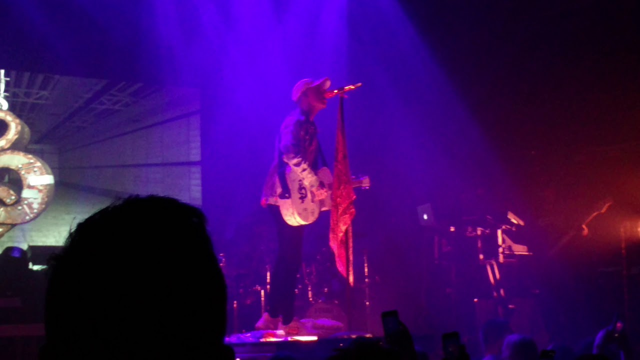 blackbear Valley Girls (live in Amsterdam) YouTube