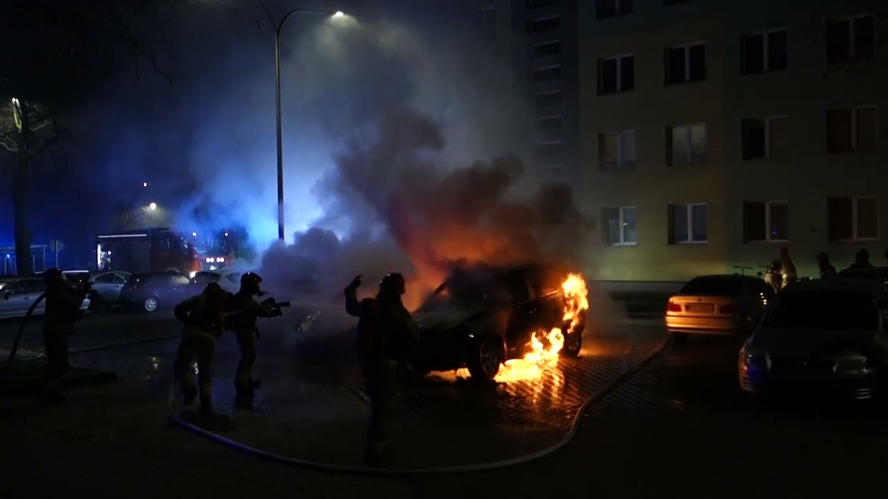 Płonące samochody na parkingu i akcja gaśnicza Straży Ogniowej #01