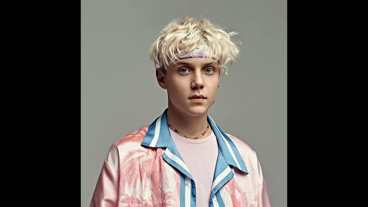 зеленый цвет. у любви глаза зеленые. ваня кургалин зелёный глаза трек 2022. ваня дмитриенко альбом. красивые девушки с зелеными глазами.