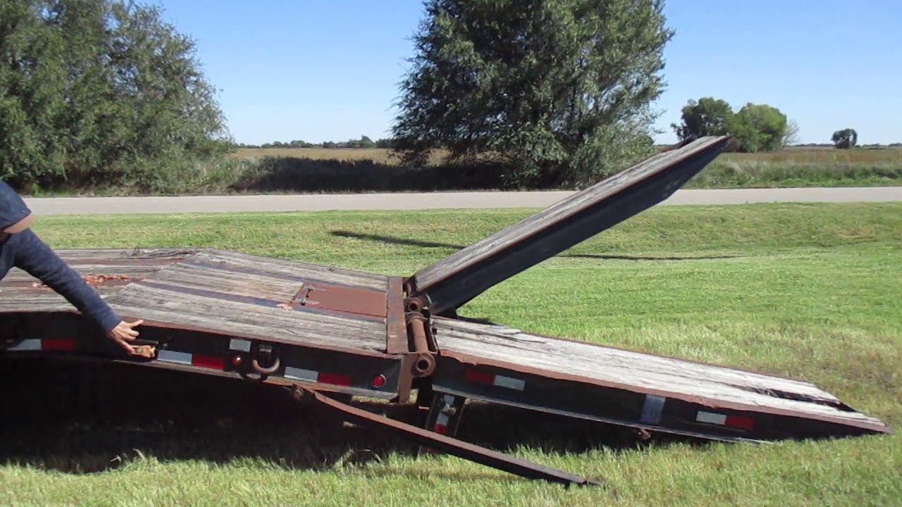 2009 35 ft Kaufman Triple Axle Equipment Trailer w/elector/hydraulic
