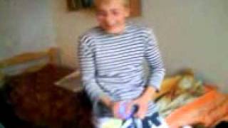 Играет с членом чувака