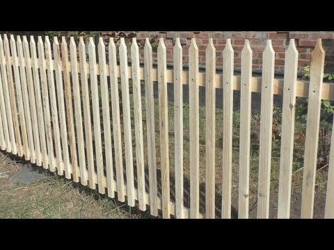 Как поставить забор из штакетника своими руками видео