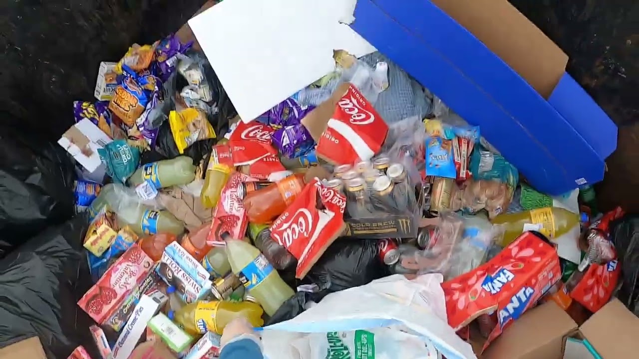 Dumpster Diving USA: OMG! the dumpster full of food and drinks
