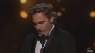 Oscar 2020, Phoenix riceve la statuetta e ricorda il fratello: «Corri in soccorso, la pace seguirà»