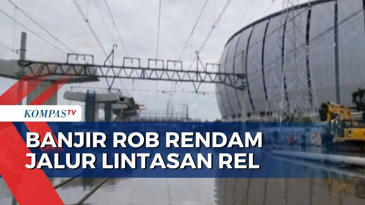 Jalur Perlintasan Rel Kereta Api di Tanjung Priok Terendam Banjir Rob