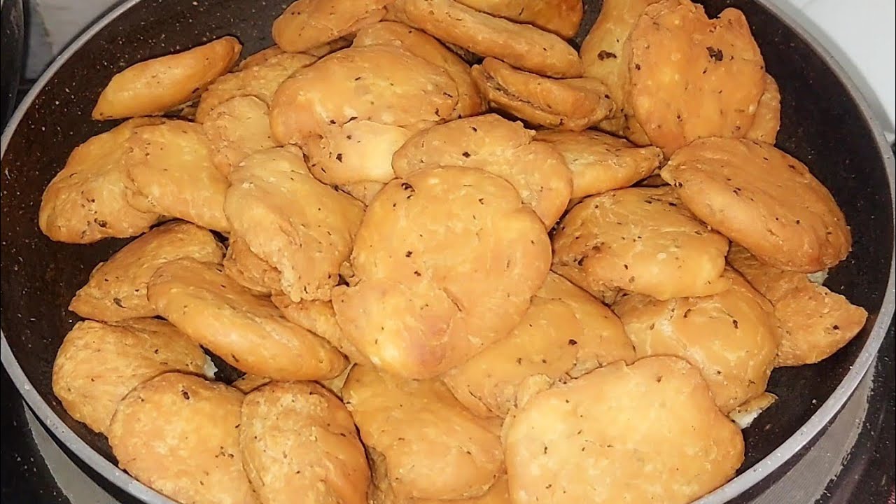 सिर्फ दो कप मैदा से बनाय हलवाई जैसी परफेक्ट खस्ता मेथी मठरी।