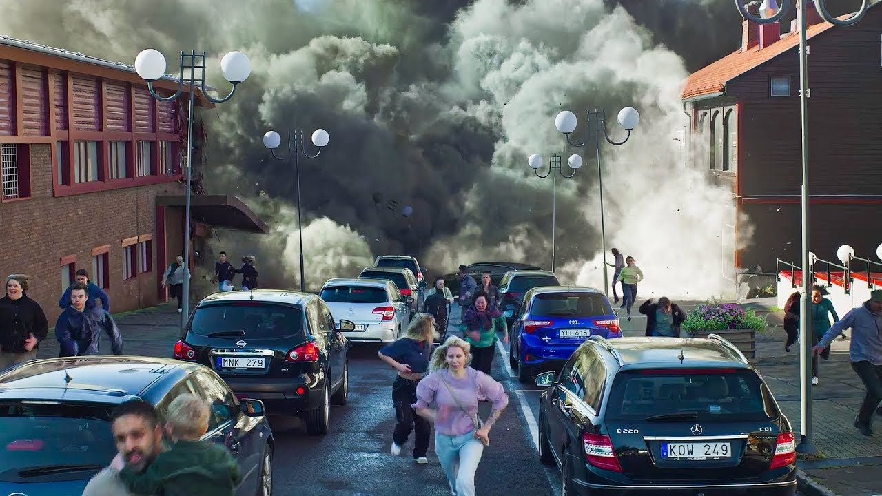 زلزال مفاجئ بيعمل حفرة ضخمة بتبلع مدينة كاملة في لحظة.