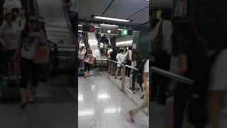 香港名物高速エスカレーター　地下鉄駅