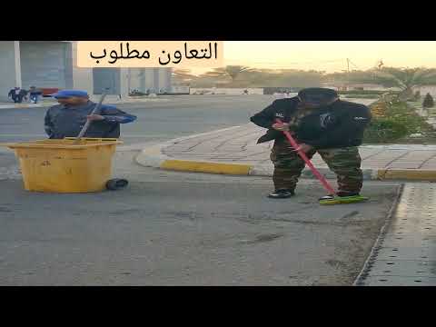 التعاون مطلوب في الحياة جندي عراقي يعاون عامل النظافة