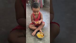 এইটুকু বয়সে মায়ের প্রতি কত ভালোবাসা।। #momanddaughter #cuteshort #mangolover
