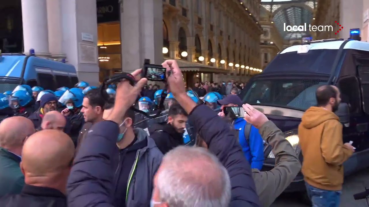 Milano, corteo No Green Pass devia verso Piazza del Duomo: polizia presidia galleria V. Emanuele