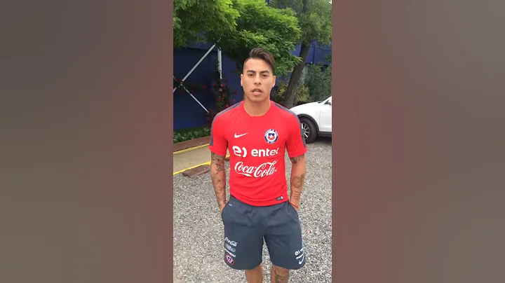 EDUARDO Vargas saluda a un niño