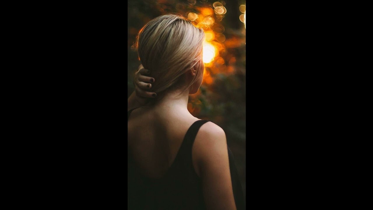 Фото девушки блондинки в темноте со спины
