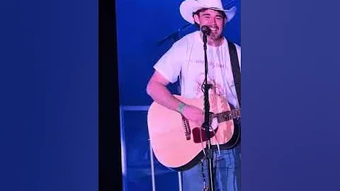Zach Bryan brings up fan to sing “Heading South” at Fairwell Festival