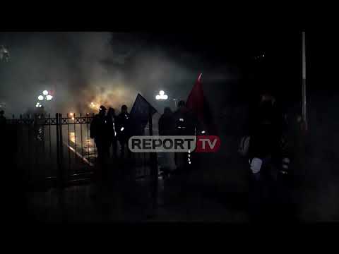 Report TV - Protestuesit tentojnë të futen në Parlament, hidhet gaz lotsjellës