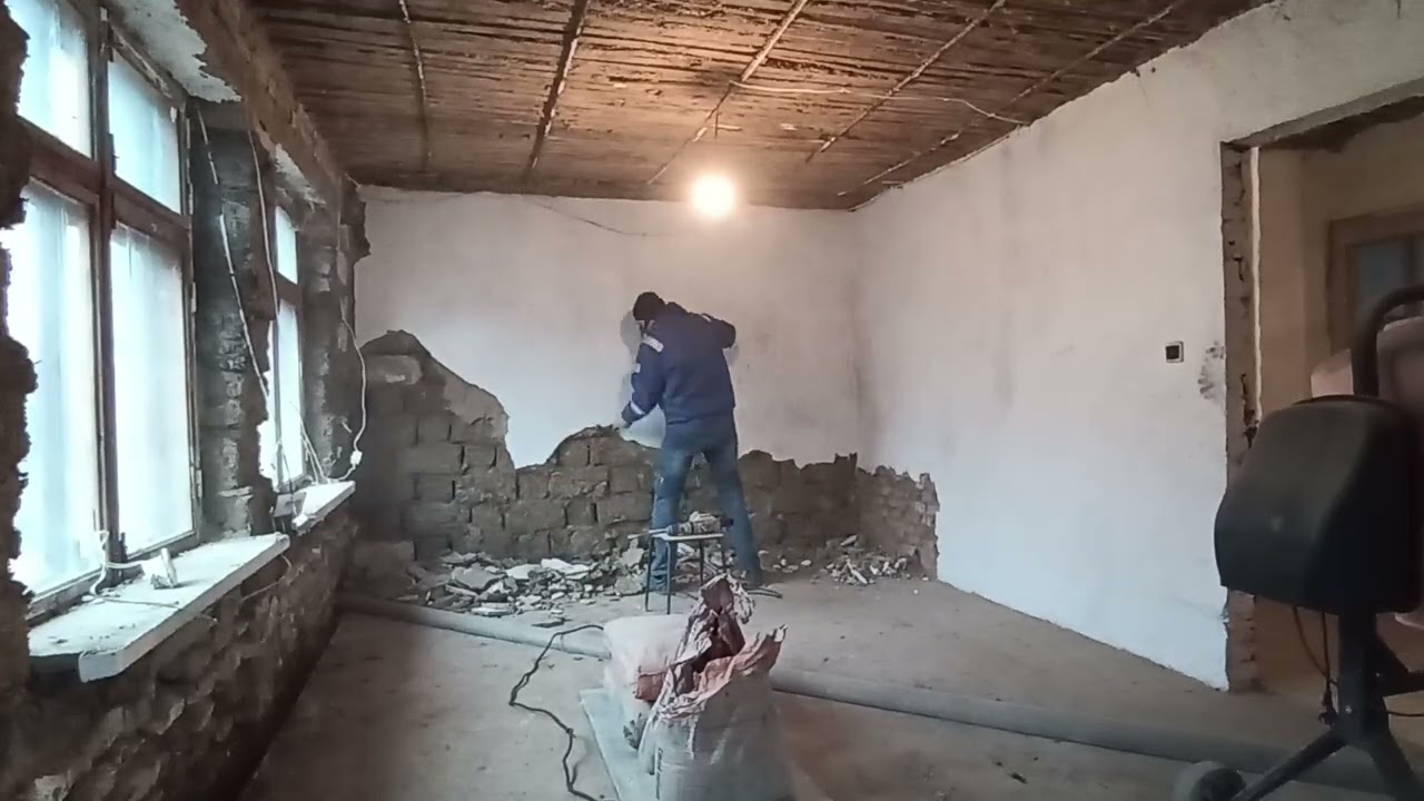 Ломаем старое, чтобы построить новое! 💪 Демонтаж стен в старом доме 