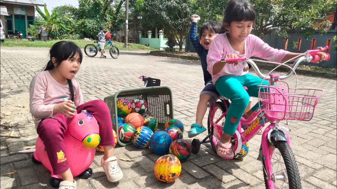 LEMPAR LEMPAR BOLA SERU DI JALANAN BERSAMA TRIO BOCIL LUCU