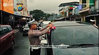 Kasat Lantas Res Kepl. Sangihe Iptu Ismail Diko,S.Sos, Bagikan Bendera Merah Putih
