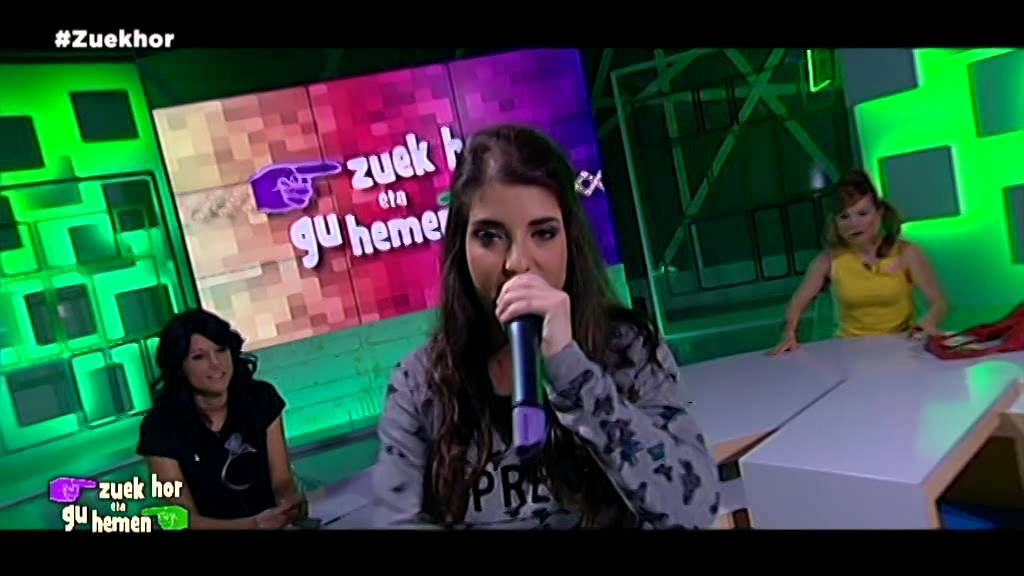 Fanny rap-kantari donostiarra, 'Otsailak 8' kantatzen