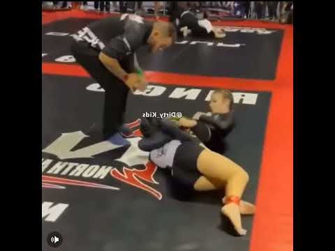 خفه کردن دختری با تکنیک مثلث در یک مسابقه گراپلینگ 