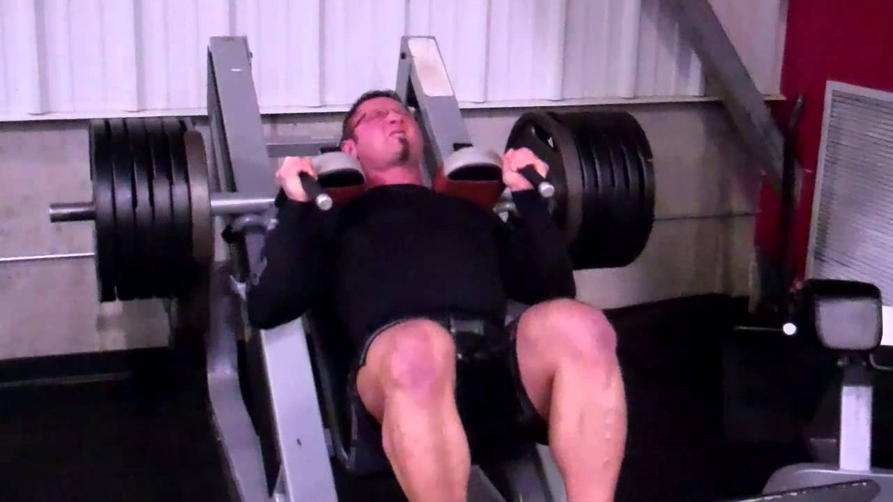 Hack squats 6 plates x 10 reps - YouTube