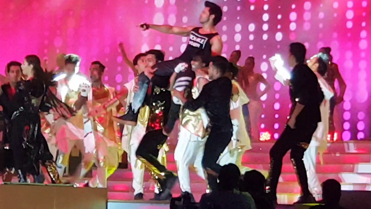 Alia Bhatt and Varun Dhawan Reliance Family day Event super dance performance