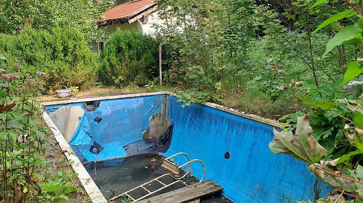 Das Haus des Spielzeugsammlers. Lost place mit Pool auf dem Gelände.