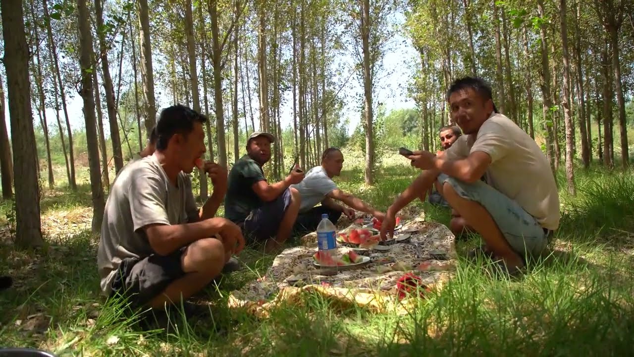 «Еда лесорубов: приготовление картофеля с мясом в дикой природе»