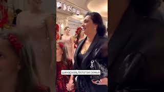у цыган полагается, чтоб короли были спереди, а королевы за ними
