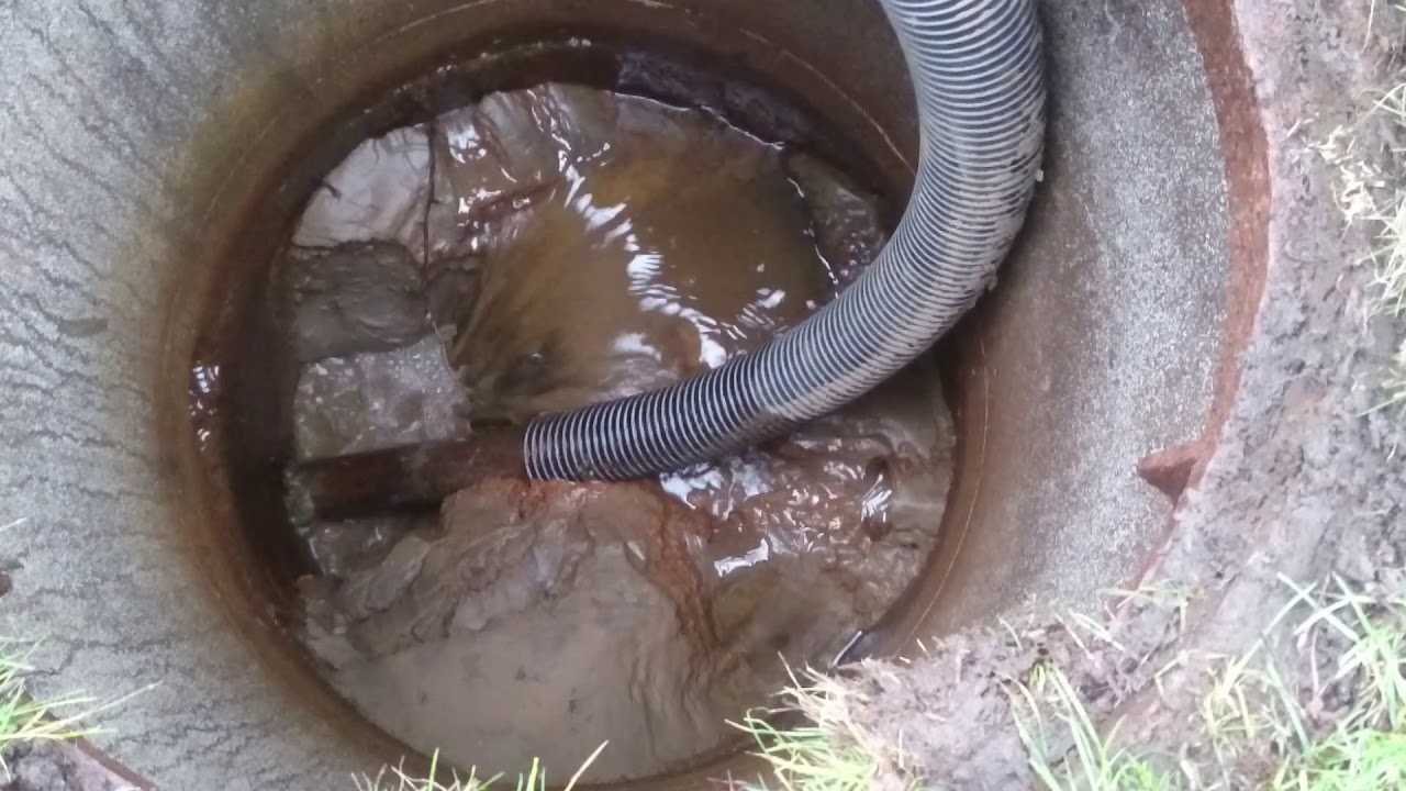 Slamsugning av dräneringsbrunn!/ Cleaning Drainage