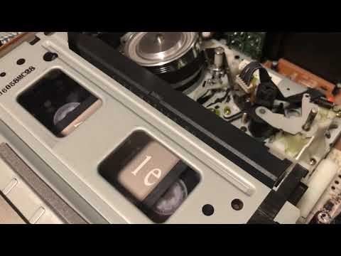 VHSビデオテープ巻き戻しの様子