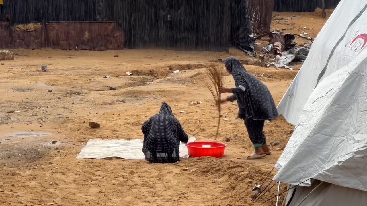 غزة: نساء في الخيام يواجهن المطر والعاصفة