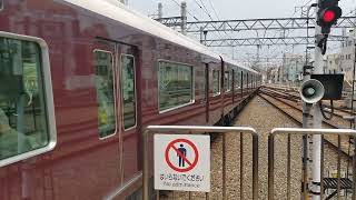 西宮北口駅を発車する阪急電車9000系9008F。