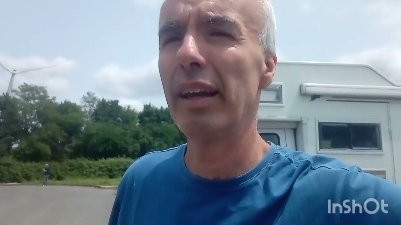 PAUSE CASSE CROUTE SUR UN PARKING DE L AUTOROUTE A 20 AVEC LE CAMPING CAR 