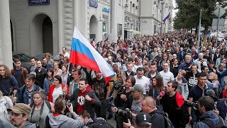 Сотни протестующих в Москве требуют честных выборов в Мосгордуму…