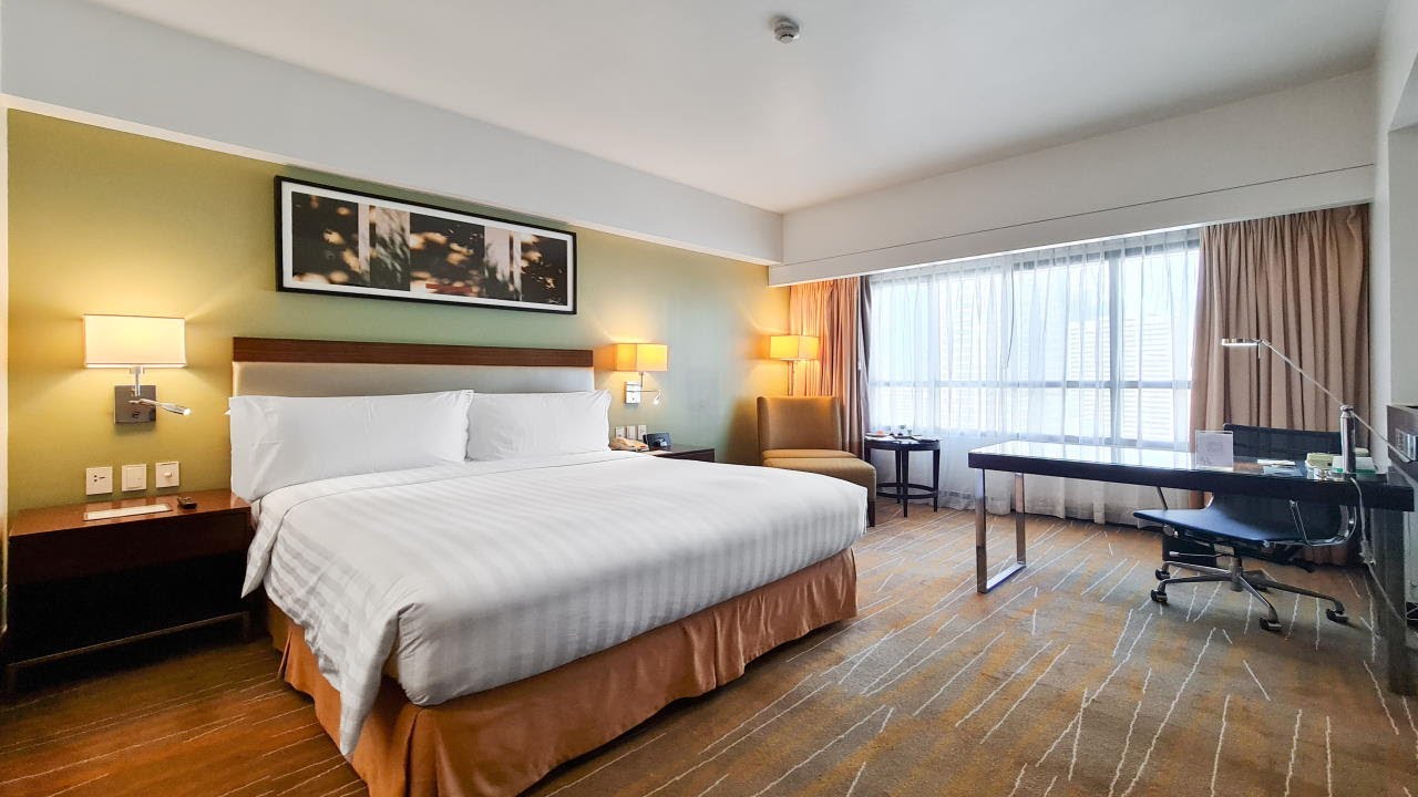 Deluxe Room at Holiday Inn & Suites Makati | Hotel Room Tour 🇵🇭