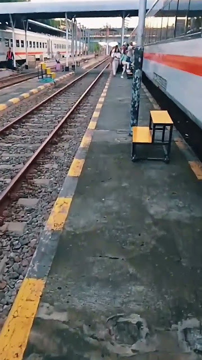 suasana pagi hari di stasiun surabaya gubeng #keretaapi #beranda #stasiun #surabayagubeng  #beranda
