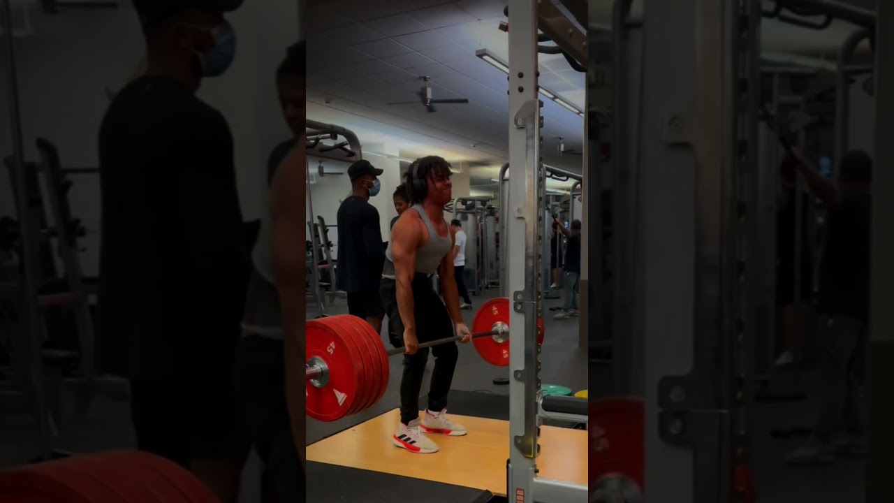 405 lbs deadlift at 145 lbs body weight 👀 (almost pass out)