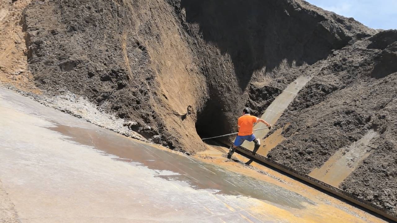 Wet sand is extremely hard to unload | Tough work for the crew
