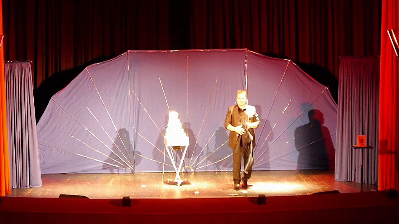 Showact "Flying Cards" bei Gala in Berlin