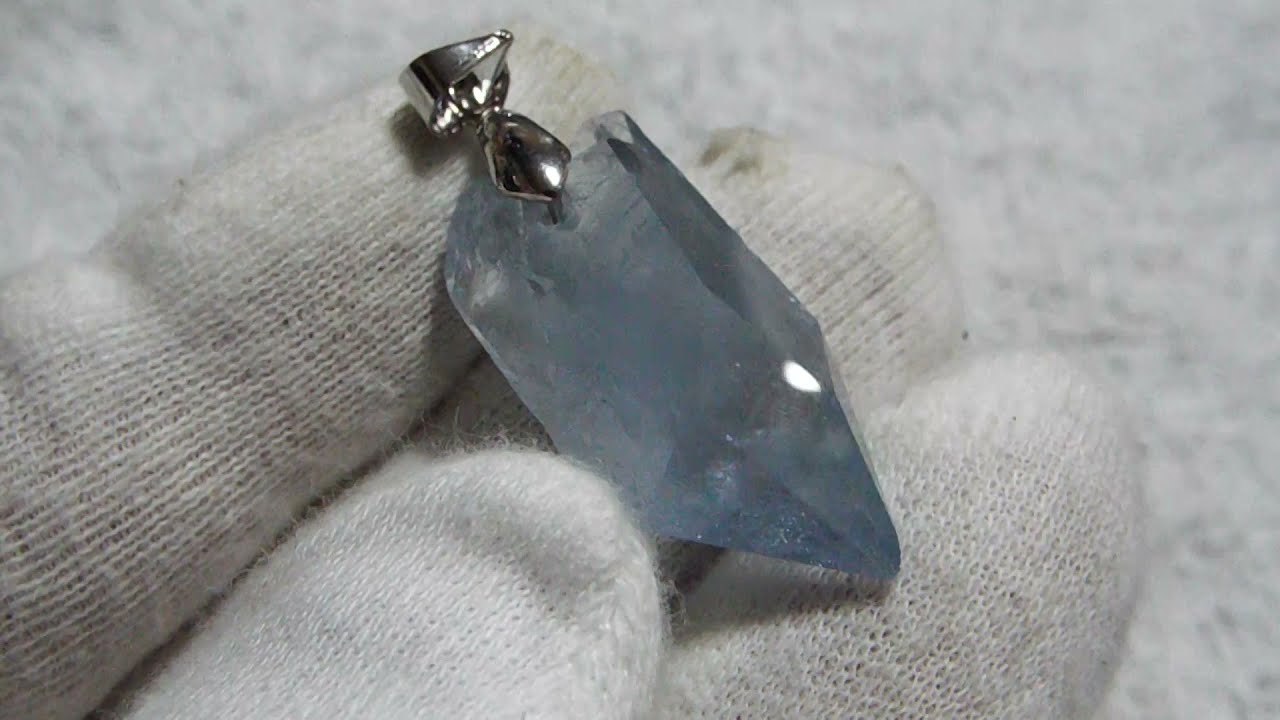 石磨き　手作り　セレスタイトペンダント　handmade celestite pendant necklace
