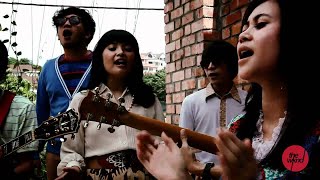 Video thumbnail of "White Shoes And The Couples Company - Senja Menggila (Live on Singgah Sekejap)"