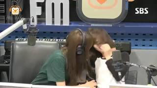 Yerin shocking kiss to Eunha in the 160817 GFRIEND여자친구 Yerin예린 Eunha은하 Young Street 영스트리트 mp4