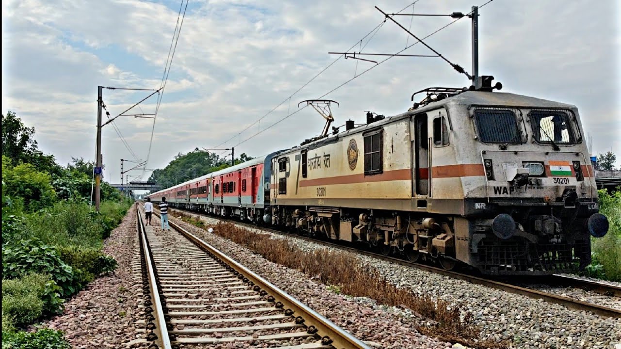 LHB RUN!! 14218 Chandigarh Prayagraj Sangam UNCHAHAR EXPRESS rushing towards Ambala Cantt Jn!!