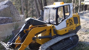 Liebherr LR634 track loader preparing a tipsite