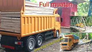 Truk / Dump truck mengangkut triplek melewati jembatan kuning #truck #trukrc #rc