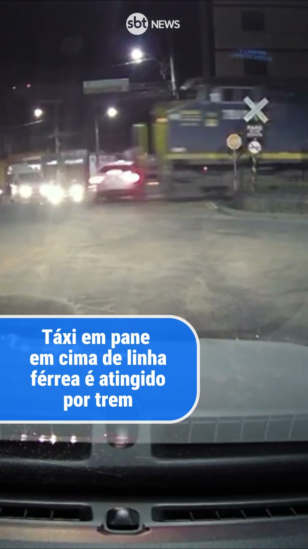 Táxi em pane em cima de linha férrea é atingido por trem